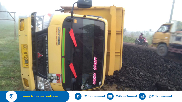 Diduga Sopir Mengantuk, Truk Oleng Puluhan Ton Batubara Berhamburan di Jalan