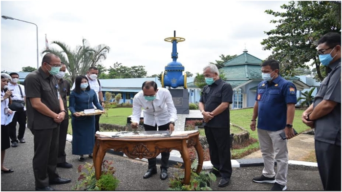 dirut-pdam-tirta-musi-palembang-andi-wijaya-usai-meresmikan-tugu-pdam-rabu-30122020.jpg