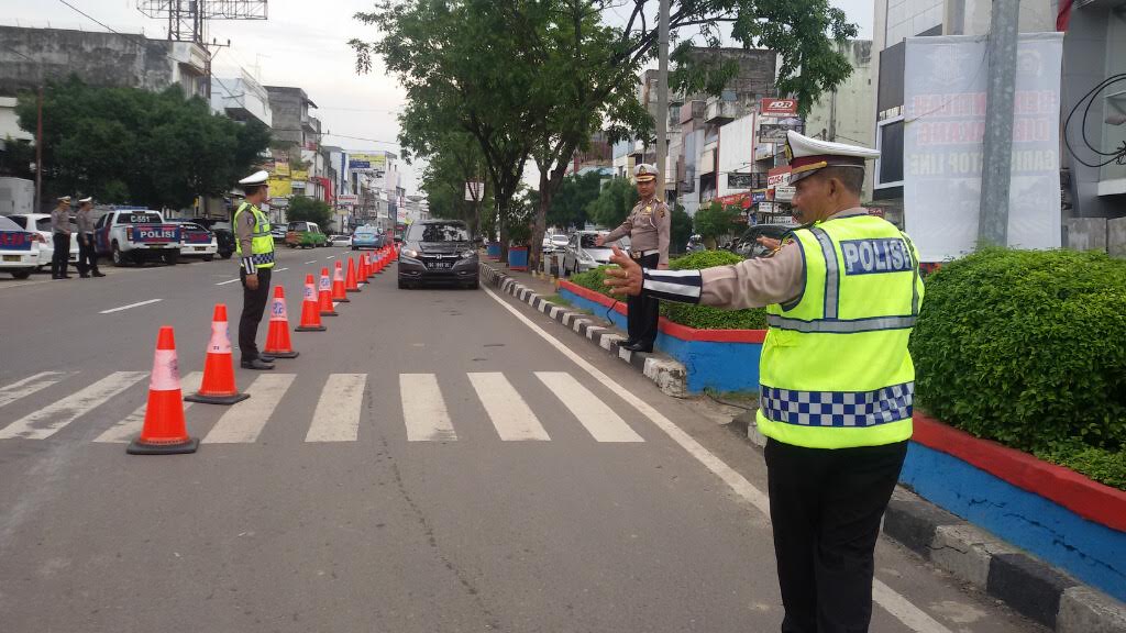 ditlantas-polda-sumsel-melakukan-rekayasa-lalu-linta_20161227_093008.jpg