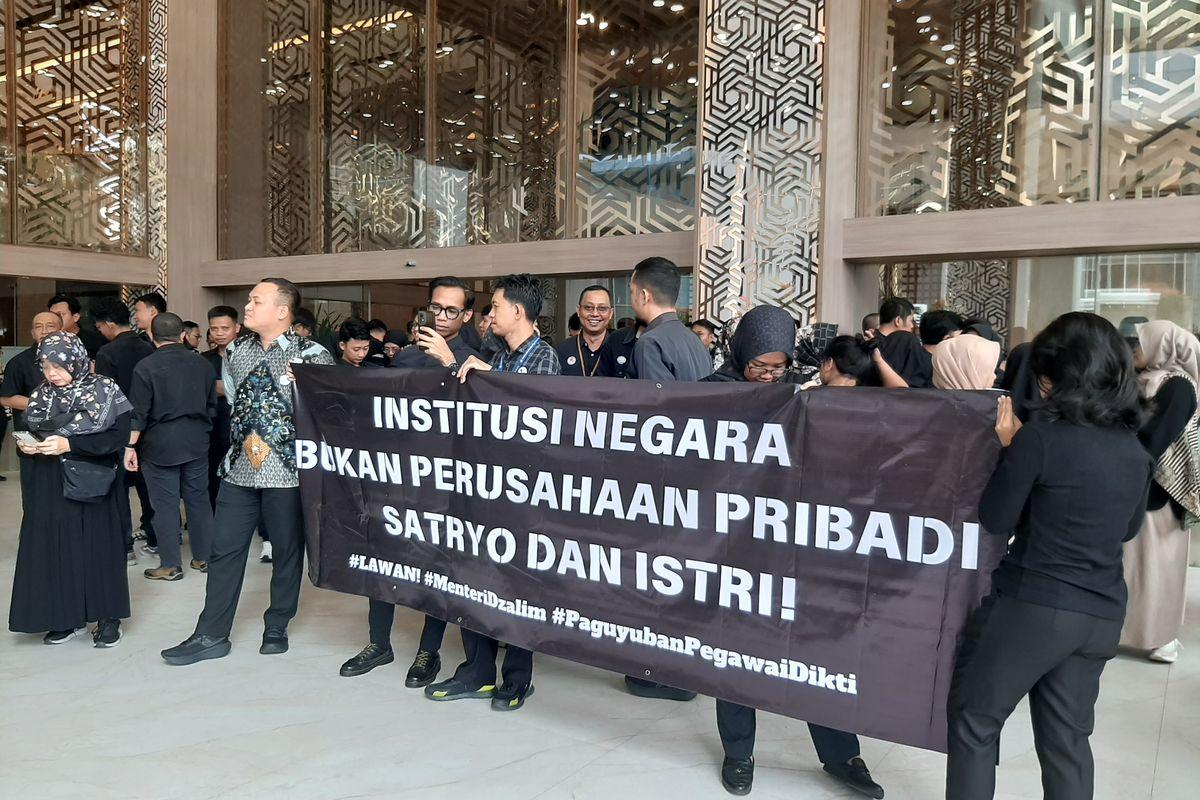 duduk-perkara-satryo-bodjonegoro-mendikti-Saintek-didemo-pegawainya.jpg