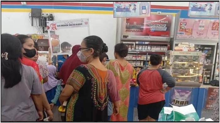 emak-emak-di-kayuagung-oki-serbu-minimarket-untuk-membeli-minyak-goreng-kamis-2012022.jpg