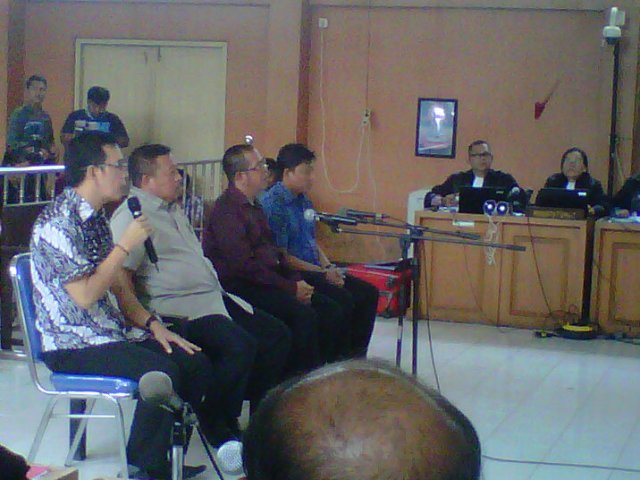 empat-pimpinan-dewan-muba-yang-juga-menjadi-terdakwa-memberikan-kesaksian_20160331_110636.jpg