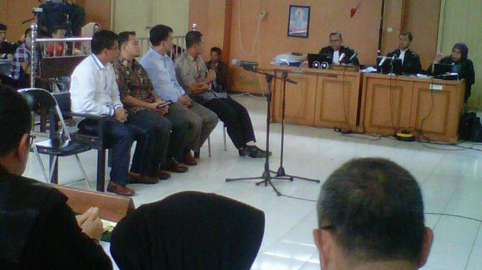 empat-saksi-yang-berstatus-tersangka-saat-memberikan-keterangan-pada-sidang-kasus_20160324_130621.jpg