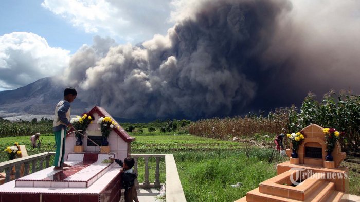 erupsi-gunung-sinabung-disertai-dengan-luncuran-awan-panas-dilihat-dari-desa-jeraya_20150614_222518.jpg