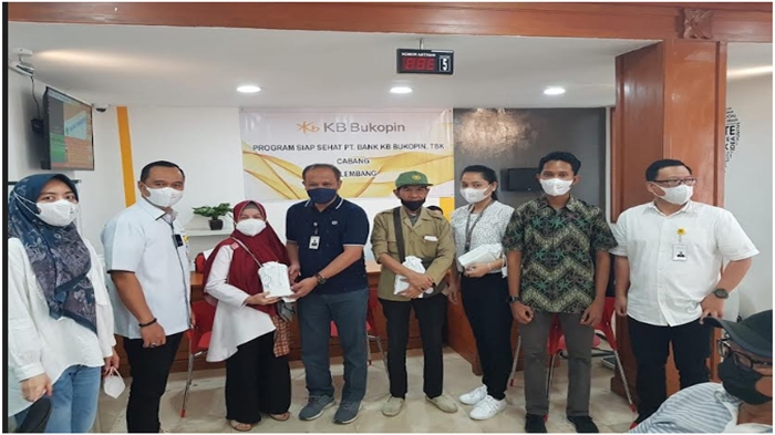 foto-berrsama-kacab-bukopin-memberikan-paket-kesehatan-penerima-dana-pensiun.jpg