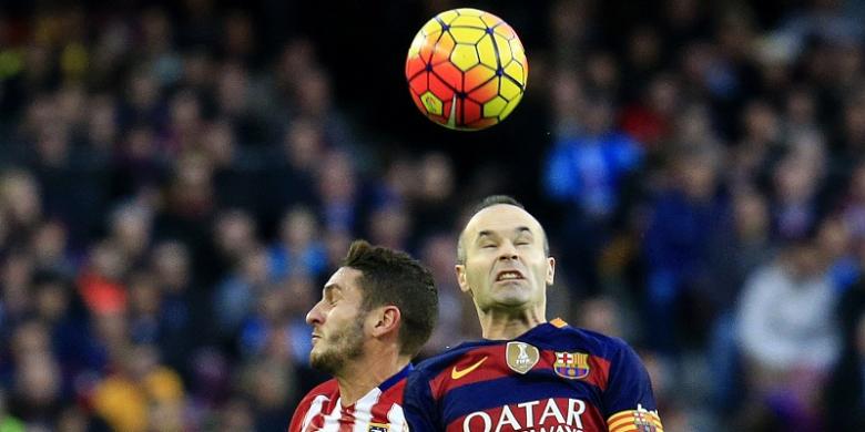 gelandang-barcelona-andres-iniesta-kanan-berduel-udara_20160131_064722.jpg