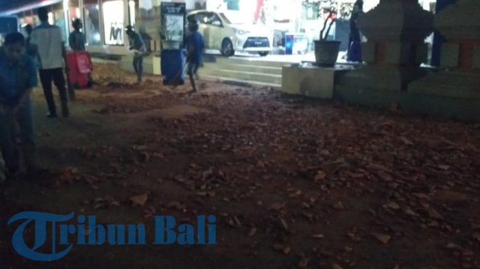 genteng-matahari-duta-plaza-denpasar-berjatuhan_20180805_221916.jpg