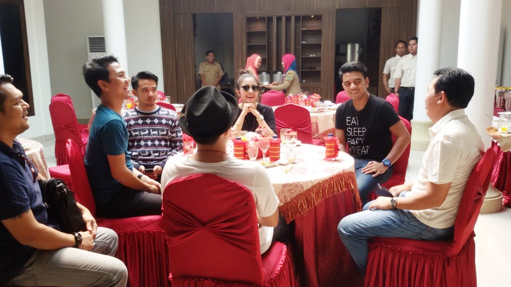 grup-band-geisha-ketika-dijamu-makan-siang_20151021_153913.jpg