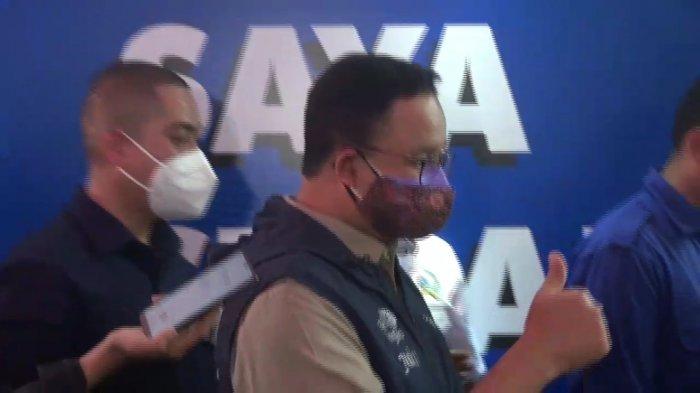 gubernur-dki-jakarta-anies-baswedan-mengacungkan-jempolnya.jpg