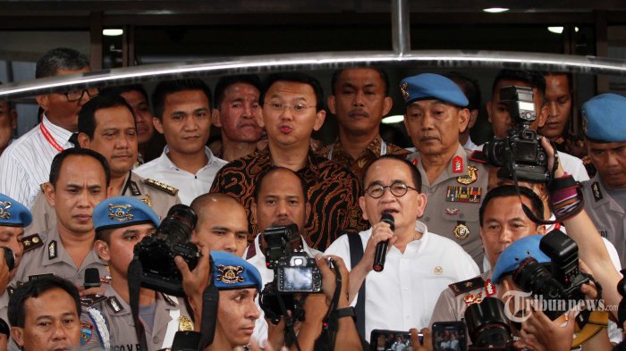 gubernur-dki-jakarta-nonaktif-basuki-tjahaja-purnama-ahok-didampingi-sejumlah-anggota-dpr_20161110_082316.jpg