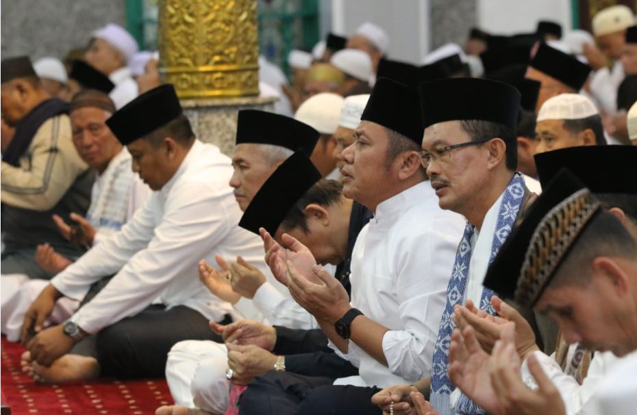 gubernur-herman-deru-sholat-subuh-di-masjid-agung.jpg