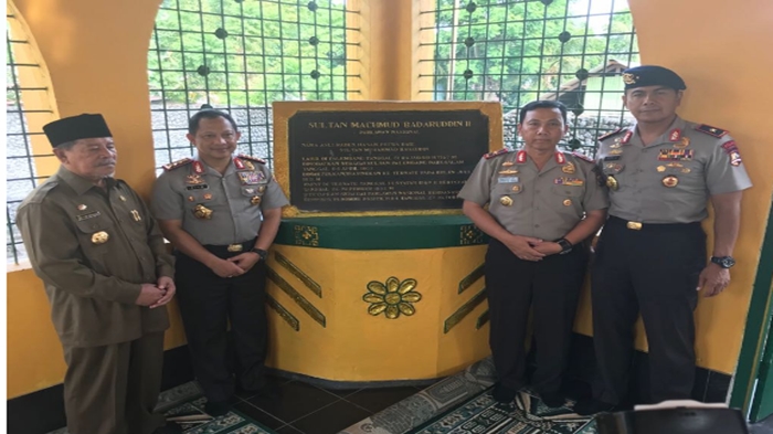 Kunker ke Malut, KapolriJenderal Tito Karnavian Sempatkan Ziarah ke Makam SMB II