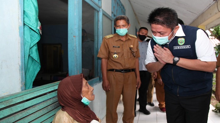 Kunjungi Panti, Herman Deru Kabulkan Keinginan Nenek Nuraini Bertemu Gubernur