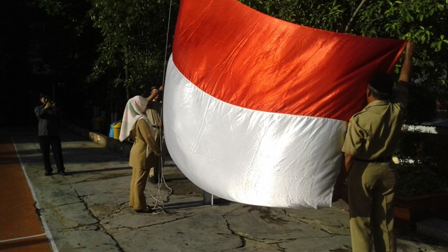 Siswa Jadi Petugas Upacara Sudah Mainstream, Kalau Guru?