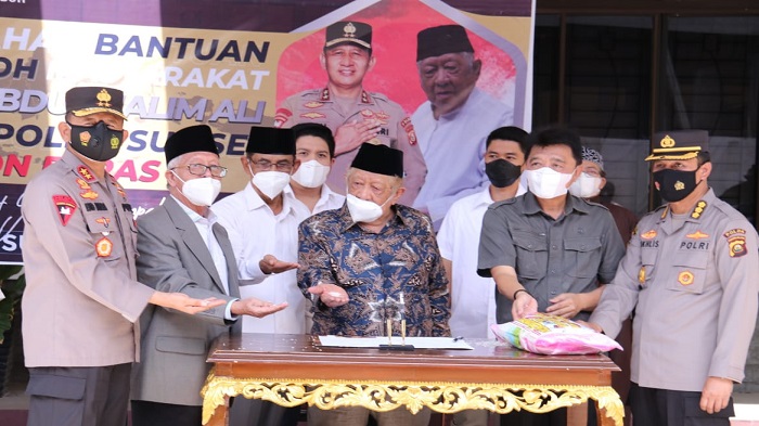 haji-halim-sumbang-beras-10-ton.jpg