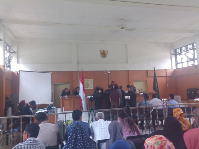 hakim-saiman-dengarkan-penjelasan-jaksa-serahkan-barang-bukti_20160310_130433.jpg