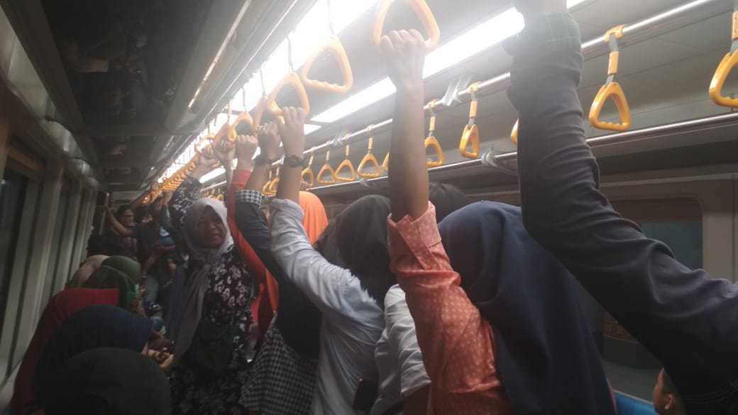 hari-ini-penumpang-lrt-palembang-ramai.jpg