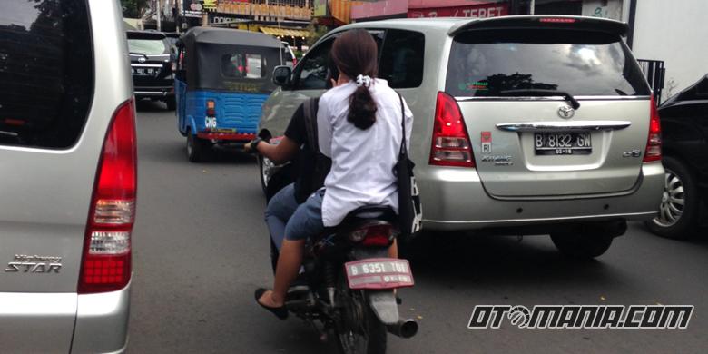 helm-tidak-digunakan-oleh-pengendara-muda-ini_20161010_091944.jpg