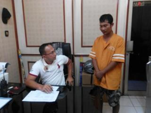 hendri-yadi-ketika-diamankan-di-polsek-sukarami-palembang-selasa-762016_20160607_182059.jpg