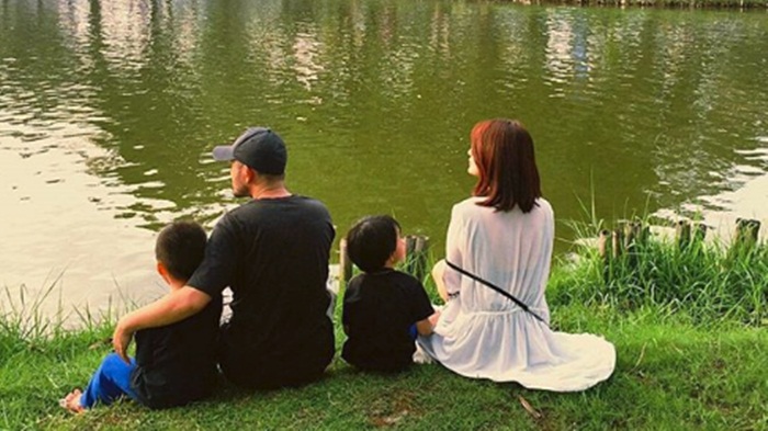 Detik-Detik Anak Herman Sikumbang Dampingi Ibunya Berpisah dengan Sang Ayah di Pemakaman