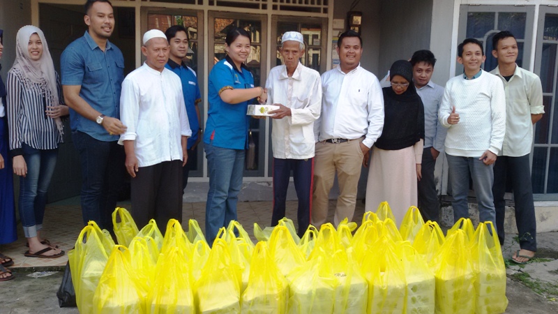 Hipmi Palembang Bagikan Nasi Kotak untuk Berbuka Puasa Bagi Warga 14 Ilir