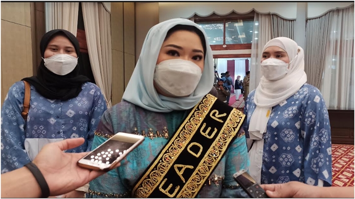 hj-samantha-tivani-dikukuhkan-jadi-halal-leader-sumsel-selasa-2222022.jpg