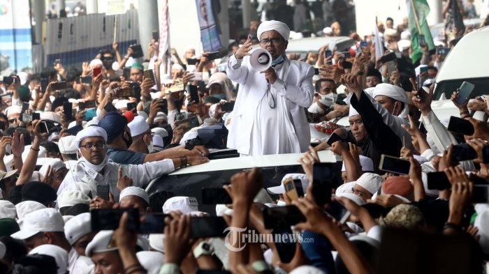 imam-besar-front-pembela-islam-habib-rizieq-shihab-menyapa-pengikutnya.jpg