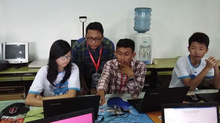 isrok-sedang-memberikan-materi-kepada-siswa-yang-mengikuti_20160313_095714.jpg