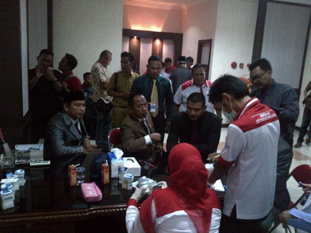 jajaran-anggota-dprd-prabumulih-ketika-mengikuti-tes-urine_20160510_163001.jpg