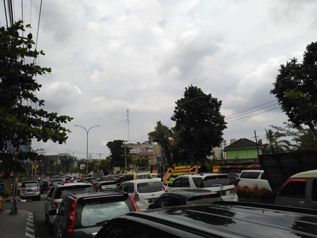 Banyak Kendaraan Parkir Jalan A Rivai Macet