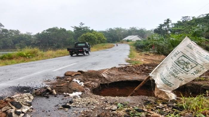 jalan-berlubang-di-musi-rawas-sedalam-dua-meter.jpg