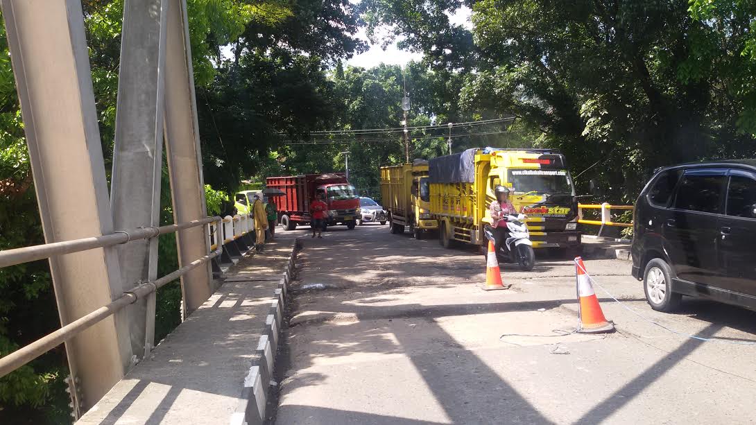 Jalan Masih Rusak tapi Sudah Ditinggal Pergi Pekerja dan Dibiarkan Terbengkalai Sebabkan Macet