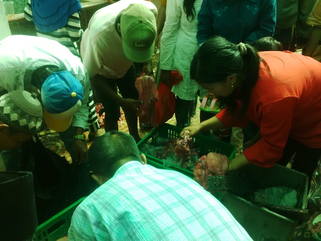 Warga Berebut Jeroan Usai Pembagian Kurban di Masjid Agung Palembang