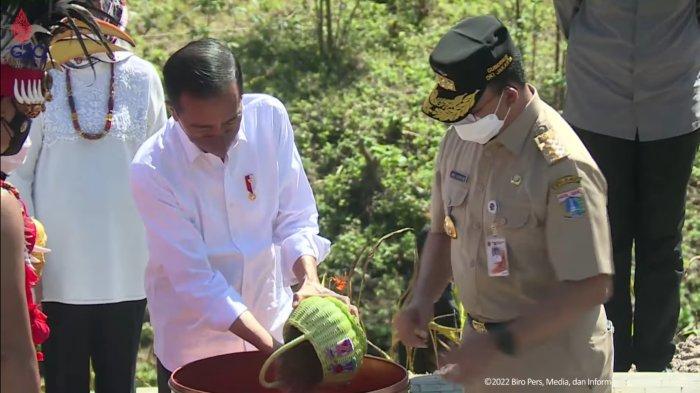 joko-widodo-menuang-tanah-dan-air-yang-diberikan-gubernur-dki-jakarta-anies-baswedan.jpg