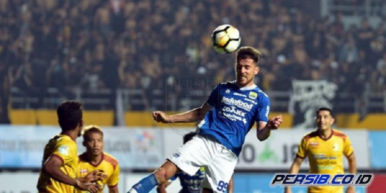 jonathan-bauman-saat-menyundul-bola-kontra-sriwijaya-fc_20180716_191648.jpg