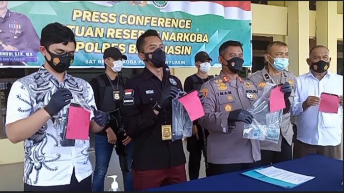 kapolres-banyuasin-akbp-imam-tarmudi-menunjukkan-bb-narkoba.jpg
