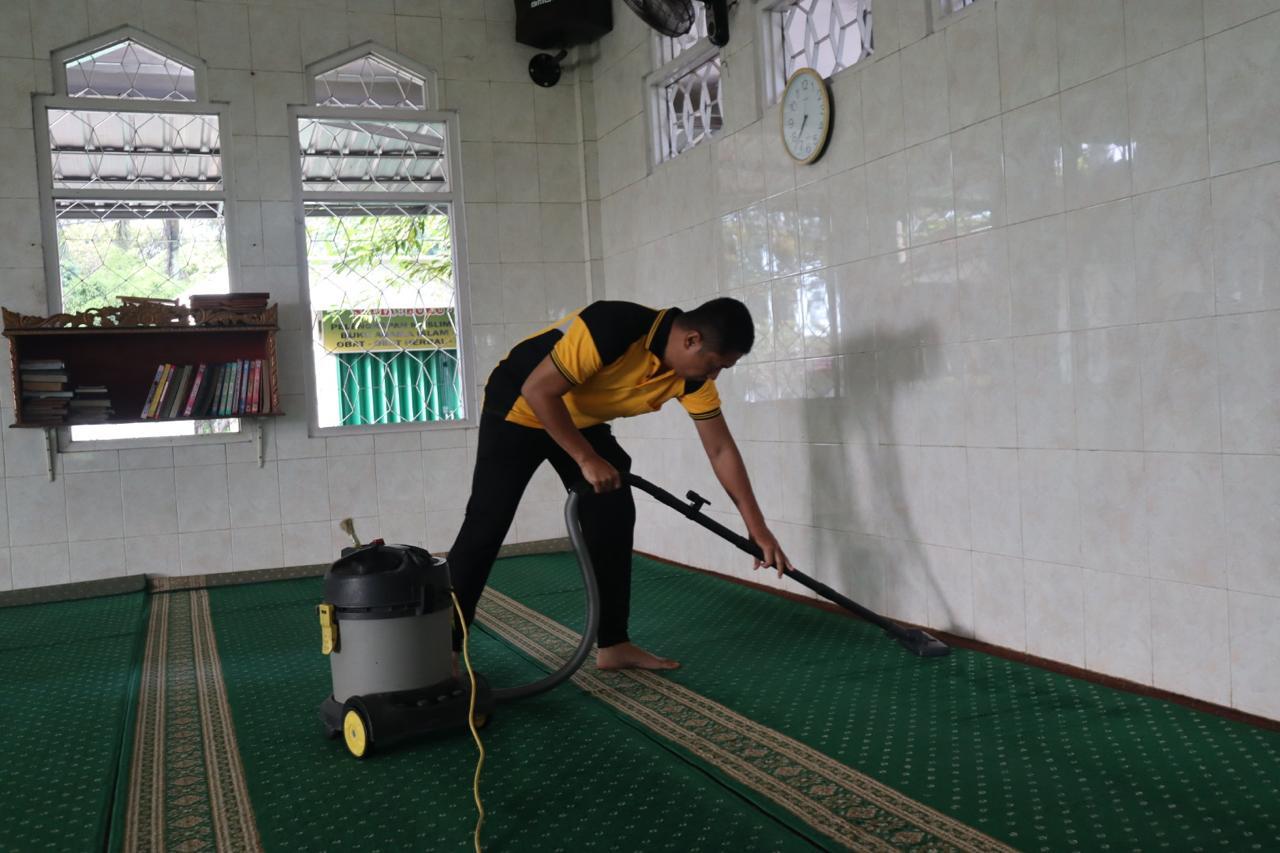 kapolres-ogan-ilir-bersihkan-masjid.jpg