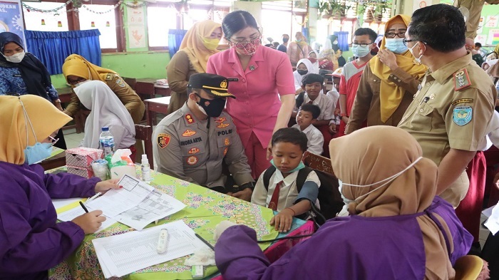 kapolres-oku-selatan-dan-ketua-bhayangkari-tinjau-vaksinasi-anak.jpg