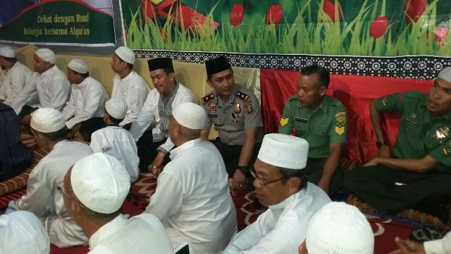 kapolsek-it-1-palembang-kompol-zulkarnain-bersama-anggota-tni-ketika-menghadiri-pengajian_20160122_212049.jpg
