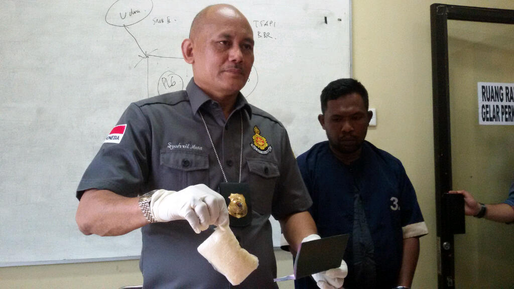 kasubdit-1-ditnarkoba-polda-sumsel-akbp-syahril-musa-menunjukan_20160201_164346.jpg