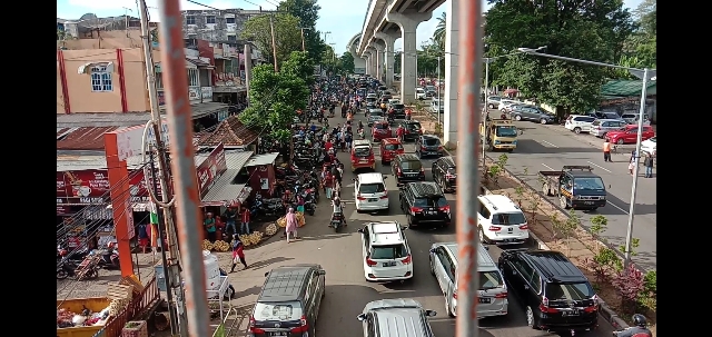 Saking Ramainya Pasar KM 5 Palembang, Jalan Kolonel H Burlian ke Arah Simpang Polda Dibuat Macet