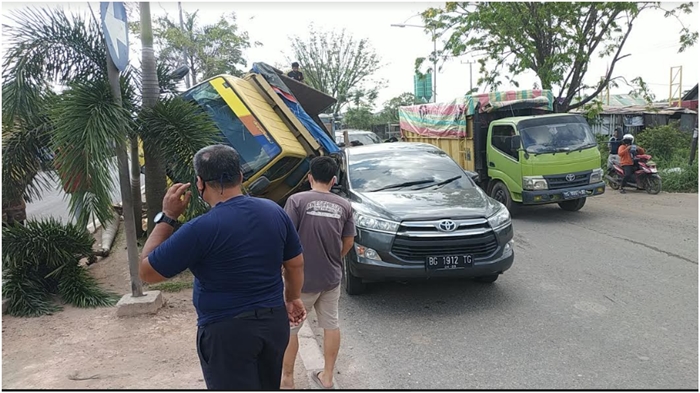 Kecelakaan di Jalan Soekarno-Hatta Palembang, Innova Tertimpa Truk, Lalu Lintas Macet Hampir 1 Jam