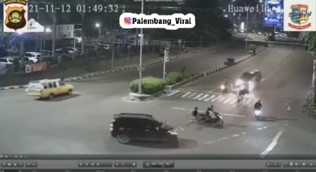 Sedang Berhenti di Lampu Merah, Pengendara Motor di Palembang Ini Tewas Ditabrak Mobil
