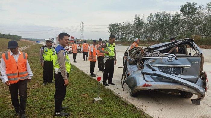 Kecelakaan di Tol Terbanggi Besar - Kayu Agung Km 199, Avanza BE 2116 L Terguling, 4 Orang Luka-luka