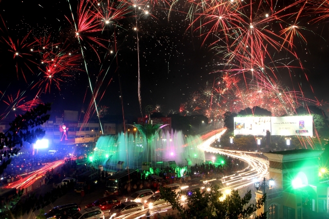 kembang-api-tahun-baru-2016-bundaran-air-mancur_20160122_180657.jpg