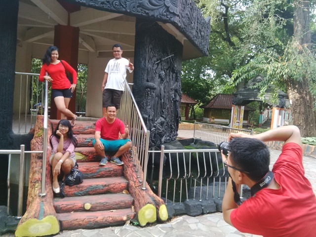 kepadatan-pengunjung-terlihat-di-satu-obyek-wisata-sejarah-yakni-bukit-siguntang_20160506_164629.jpg