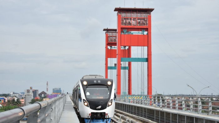 kereta-lrt-saat-dilakukan-uji-coba-pada-siang-hari-di-jalur-stasiun-ampera_20180630_201952.jpg