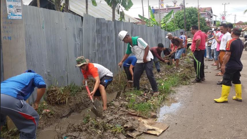 Atasi Banjir Dewan Turun Bersihkan Drainase