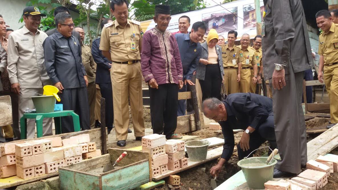 DPRD Prabumulih Sisihkan Gaji Bangun Rumah Warga Miskin