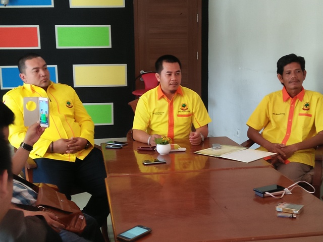 ketua-dpd-partai-berkarya-muaraenim-saat-melakukan-jumpa-pers_20180328_195802.jpg